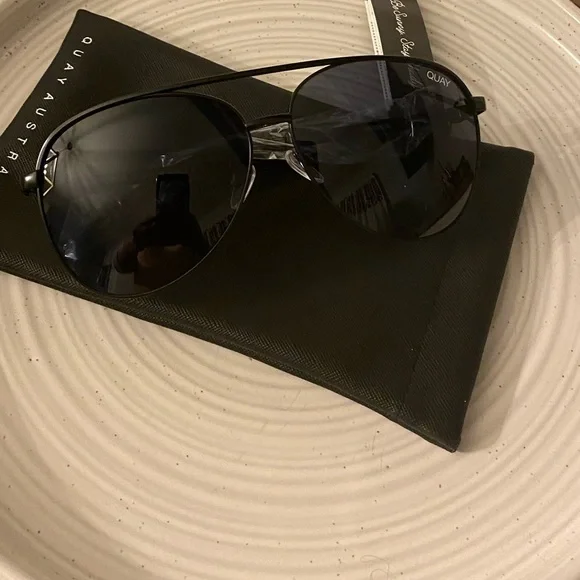 Vivienne Quay Sunglasses - black QUAY Australia Sunglasses mod. Vivienne Aviator Black Shades  main image 3